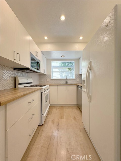 Building Photo - 2222 Canyon Dr