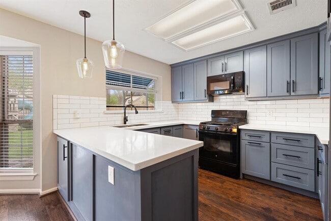 Building Photo - 7015 Redwood Falls Dr