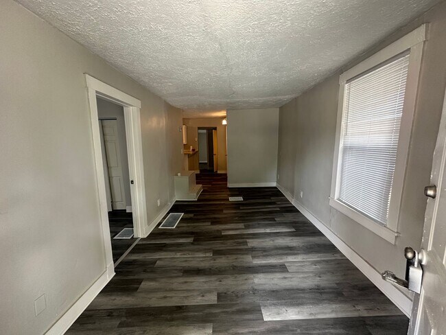 Foto del edificio - 6262 Simpson Ave