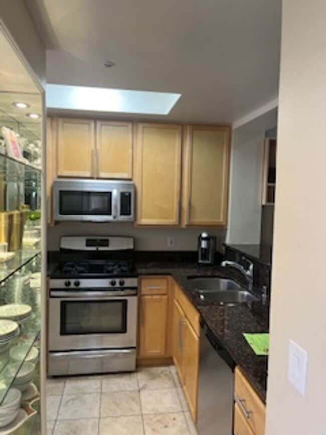 Building Photo - Top Floor 1 Bath| 1 Bedroom Luxury Condo