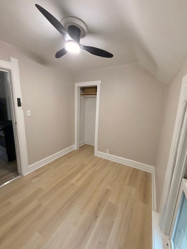 Foto del edificio - 3104 N Newhall St