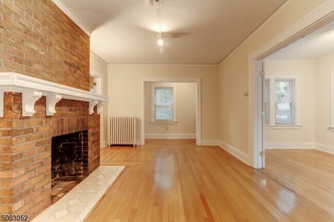 Building Photo - 51 Chestnut St
