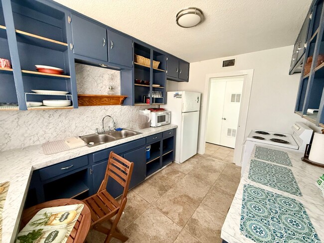 Building Photo - Charming Fully Furnished 2-Bed, 1-Bath Dup...