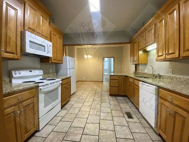 Foto del edificio - Spacious 6 Bedroom, 3 Bathroom Home Near U...