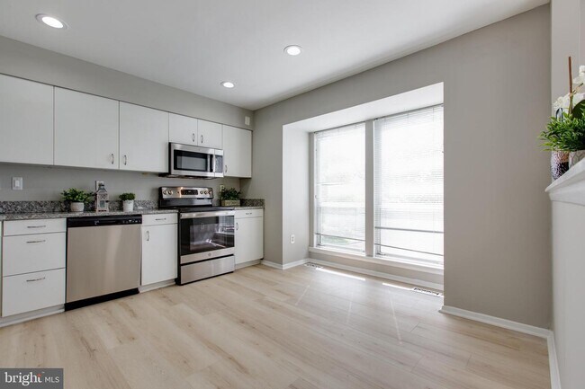 Building Photo - 7717 Heatherside Ln