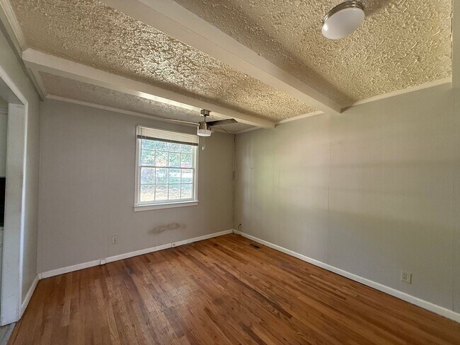 Building Photo - Pet-Friendly 2-Bedroom Home with Fenced Yard and Parking in Nashville, TN