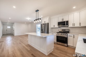 Building Photo - 330 Pleasantview Ave