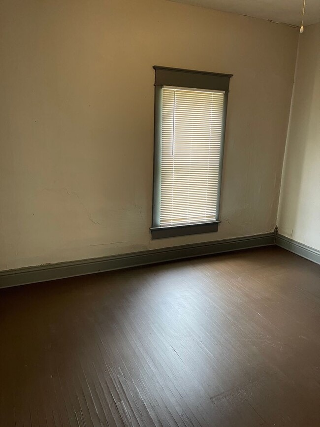 Building Photo - $875 - 2 bed 1 bath - Single Family Home