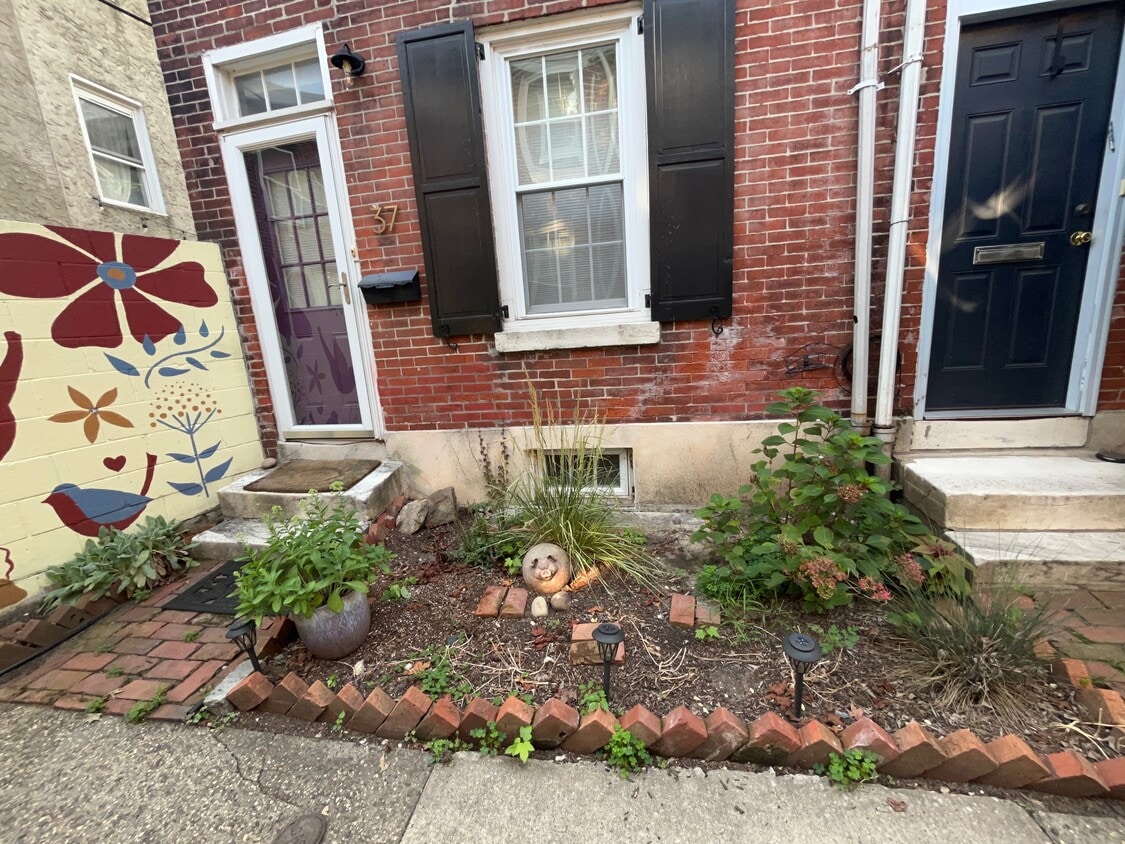 Primary Photo - 336 Queen St