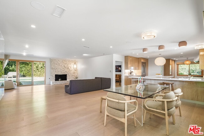 Building Photo - 375 S Surfview Dr