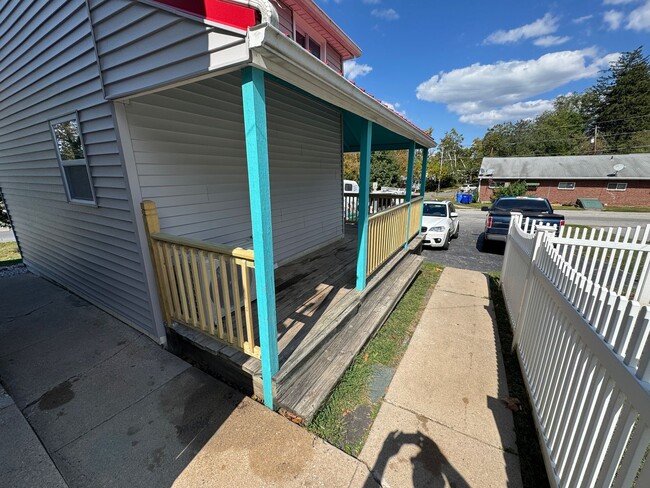 Building Photo - Jax&#39;s Galloping Groomer