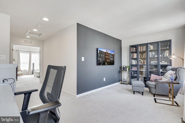 Foto del edificio - 925 Basswood Dr