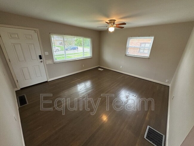 Building Photo - 5106 Chantilly Dr