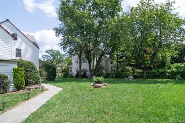 Foto del edificio - 81 Woodland Ave