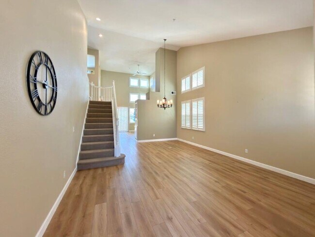 Foto del edificio - Coveted Napa Yacht Club 3 Bedrooms, 2 1/2 Bathrooms, w/ 1st Level Primary Bedroom/Bath
