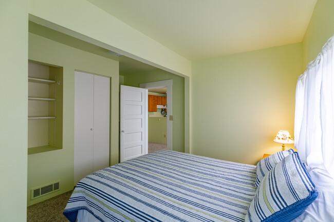 Queen size bed with four pillows. - 703 Q Ave Apt 4