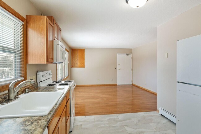 Foto del edificio - Updated 2 Bedroom with Hardwood Floors!