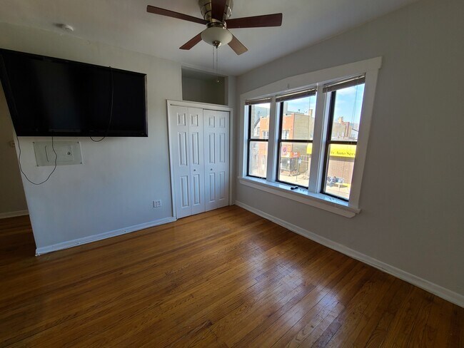 Building Photo - 1403 W Diversey Pkwy