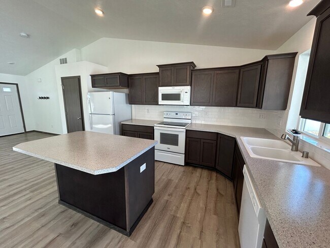 Building Photo - Stunning 2 Bed, 2 Bath Cul-de-sac Rancher ...