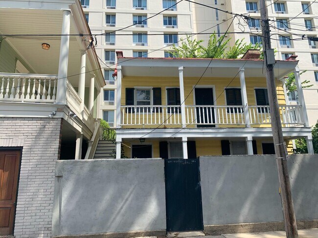 Building Photo - Charming one bedroom house in the heart of...