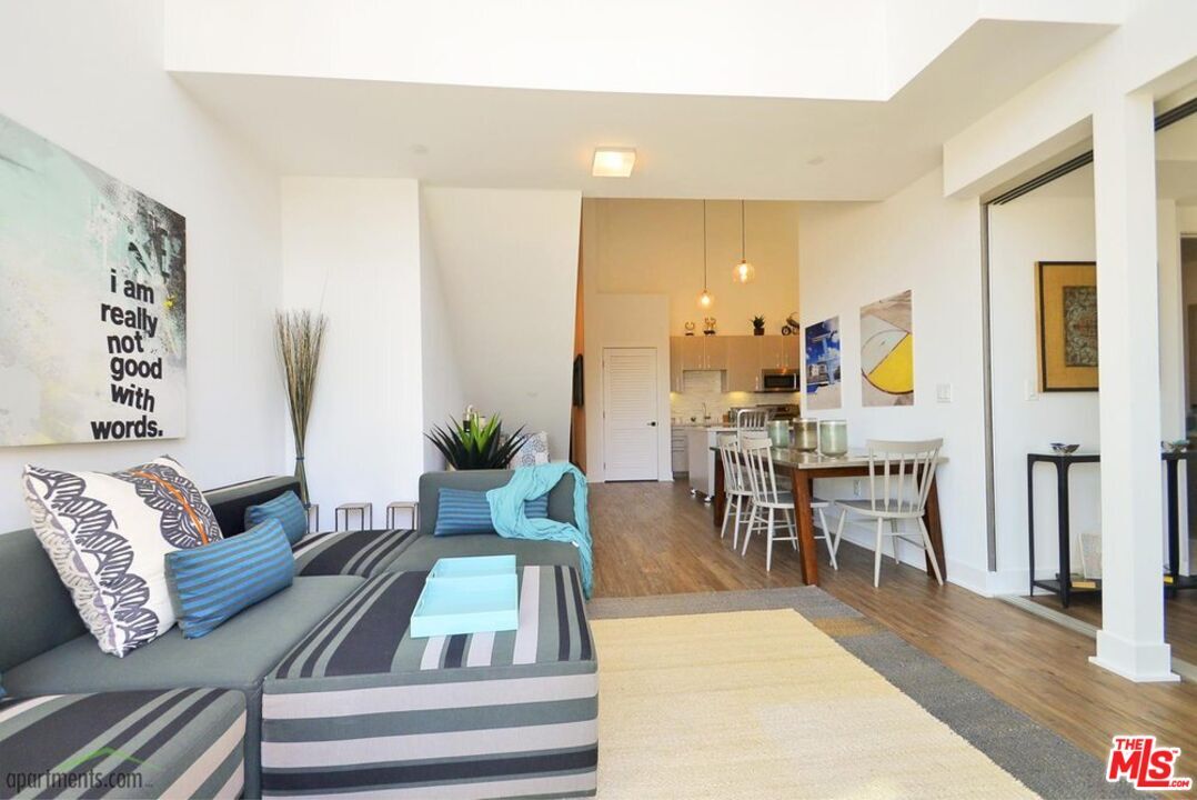 Foto principal - 1168 S Barrington Ave