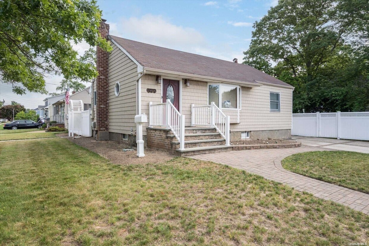 377 Pennsylvania Ave, Massapequa Park, NY 11762 House Rental in