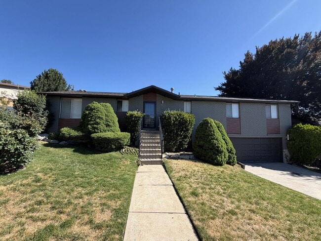 Building Photo - Spacious 4 Bed, 2 Bath Home with Fenced Yard