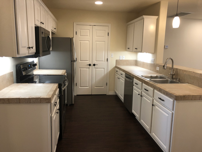 Building Photo - 3060 Pine Valley Dr