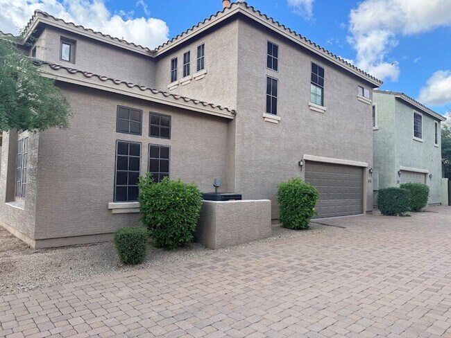 Building Photo - Gated Phoenix Gem with Community Pool and Spacious Kitchen