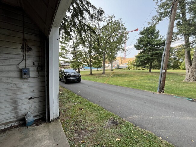 Foto del edificio - 739 Bloom Rd