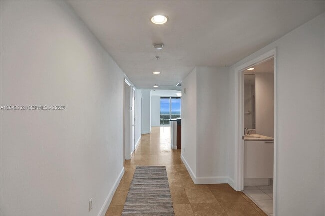 Foto del edificio - 15051 Royal Oaks Ln