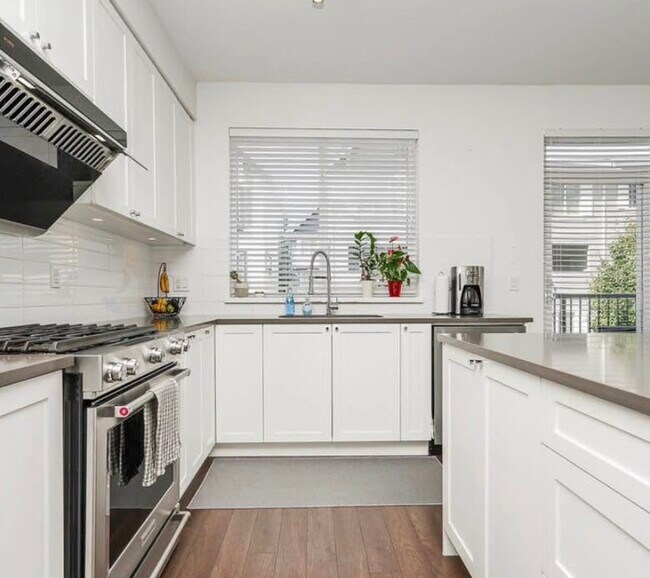 Photo du bâtiment - 16337-16315 15 Ave