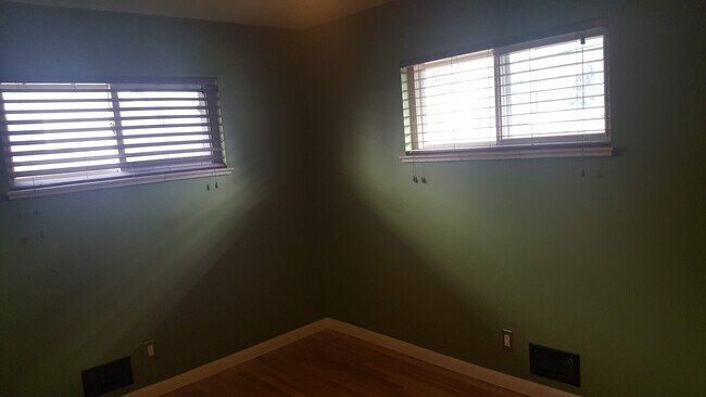 Building Photo - 614 W Shepperd Ave