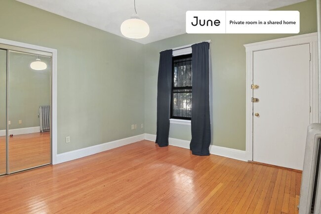 Building Photo - Room in Shared 4 bed/1 bath home