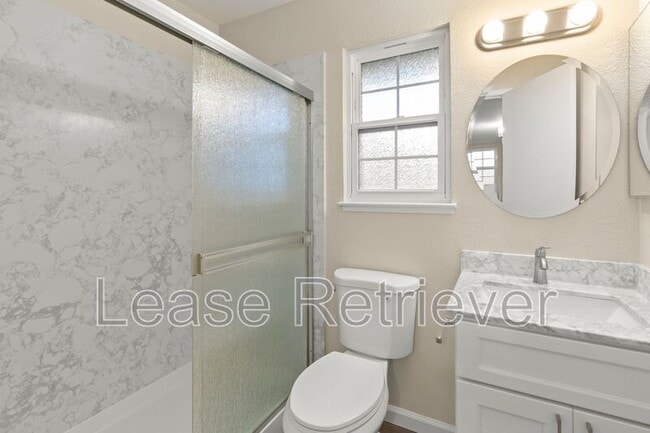 Building Photo - 990 Palm Cir