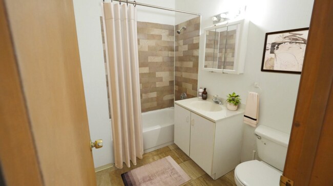 Foto del edificio - 630 W Barry Ave