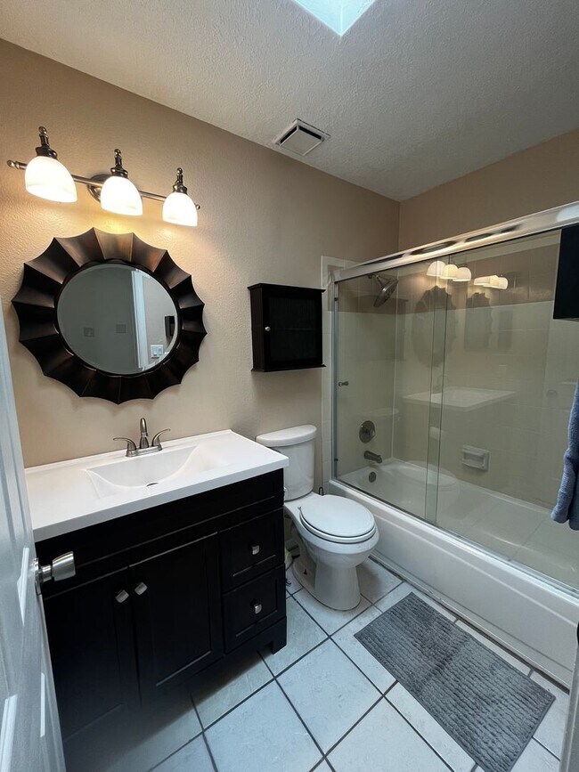 Foto del edificio - Beautifully FURNISHED Townhouse in a Great Location!