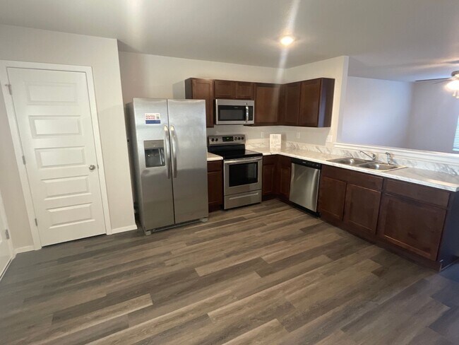 Building Photo - *AVAILABLE NOW!!-Three Bedroom | Two Bath Home in Somerset