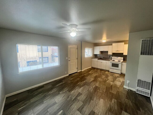 Foto del edificio - One Bedroom Upstairs Reno Apartment