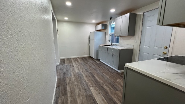 Foto del edificio - 210 E Romie Ln