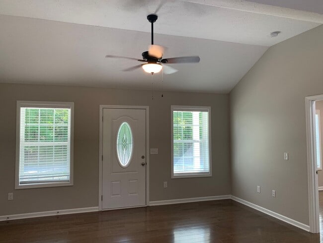 Building Photo - Charming 3 Bedroom Home in Private Setting in Tullahoma...