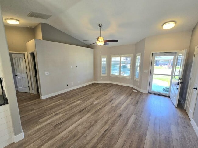 Building Photo - 1020 N Crestley Ave
