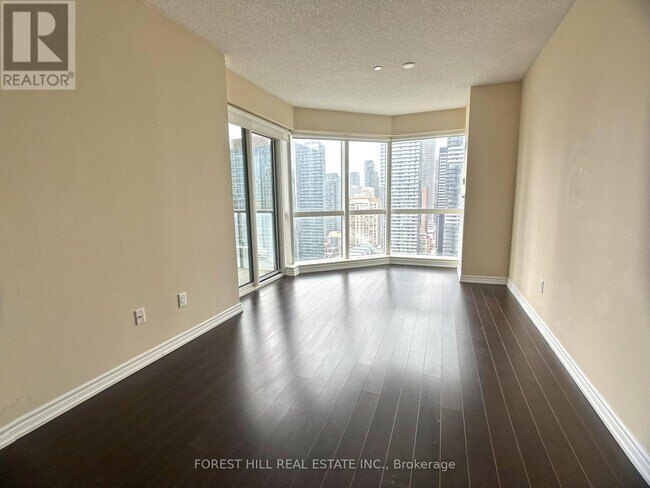 Building Photo - 386 Yonge St