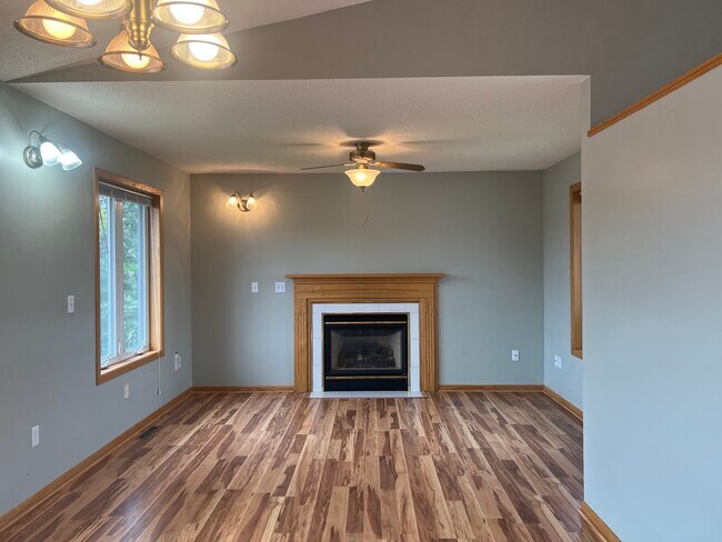 Sala de estar en la planta principal - 4869 Salley Ln NW