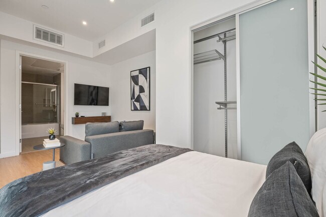 Foto del edificio - 5837.5A W 88th St