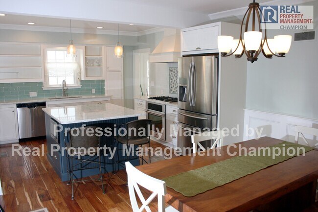 Foto del edificio - RARE FIND! Charming 4 BR/2 BA rental in th...