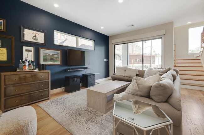 Building Photo - 2421 Throckmorton St