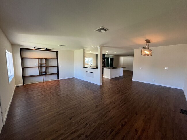 Building Photo - Recently renovated 2 bed 2 bath in Sacramento!