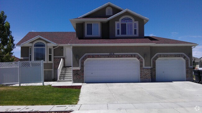 Building Photo - 806 Saint Andrews Dr