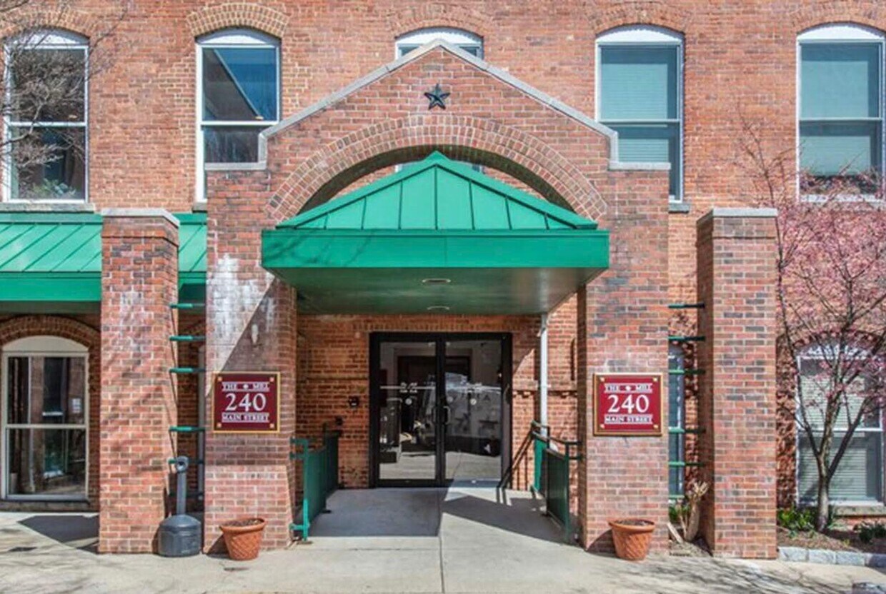 Primary Photo - 240 Main St